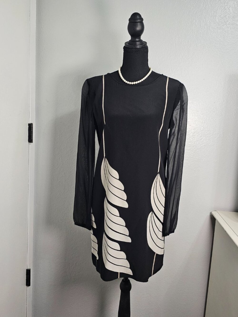 Diane Von Furstenberg Black 100% Silk "Bizzy" Wing Print Sheath Dress Size Small - Picture 2 of 8